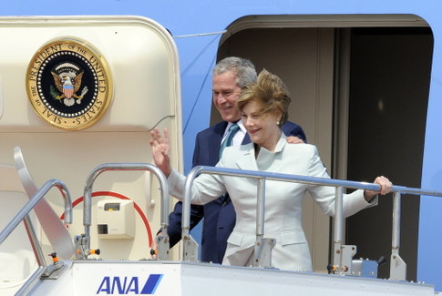 Президент США Джордж Буш с супругой Лорой. Фото AFP
