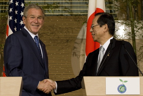 Джордж Буш и премьер-министр Японии Яцуо Фукуда. Фото AFP