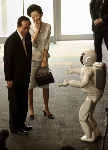 Премьер Японии с женой. Гостей саммита порадовал робот. Фото AFP