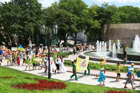 Хоровод. Участники парада ходили вокруг фонтана у оперного и пели гимн фестиваля, фото А. Левицкий