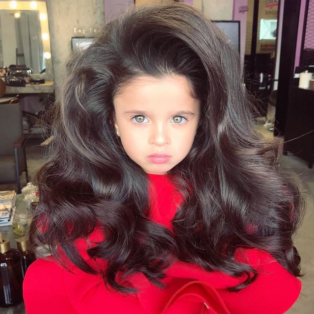Дівчинка з аномальним волоссям. Фото: instagram.com/miaaflalo