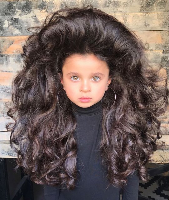 Дівчинка з аномальним волоссям. Фото: instagram.com/miaaflalo