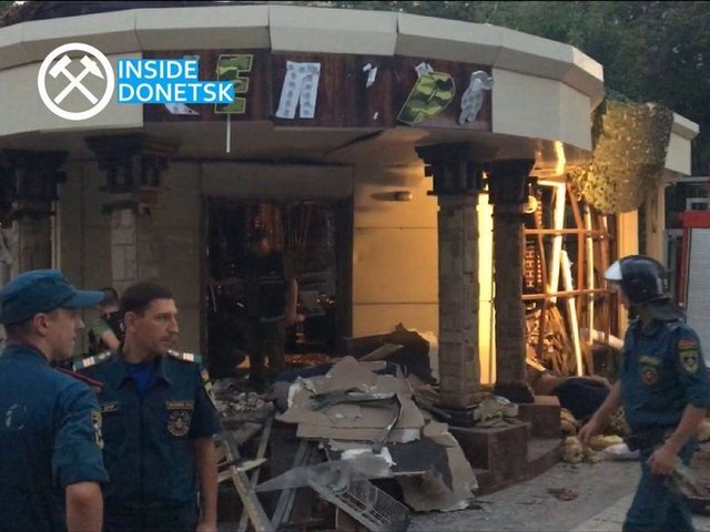 Кафе "Сепар" після вибуху, яким був убитий Захарченко, 31 серпня. Джерела фото: Telegram-канали Inside Donetsk і Life Shot