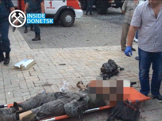Кафе "Сепар" после взрыва, которым был убит Захарченко, 31 августа. Источники фото: Telegram-каналы Inside Donetsk и Life Shot