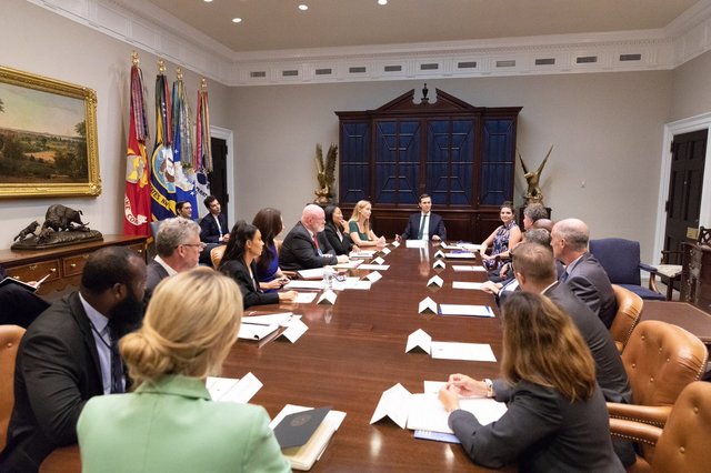  | Фото: Кім Кардашьян на засіданні в Білому домі. Фото: twitter.com/KimKardashian