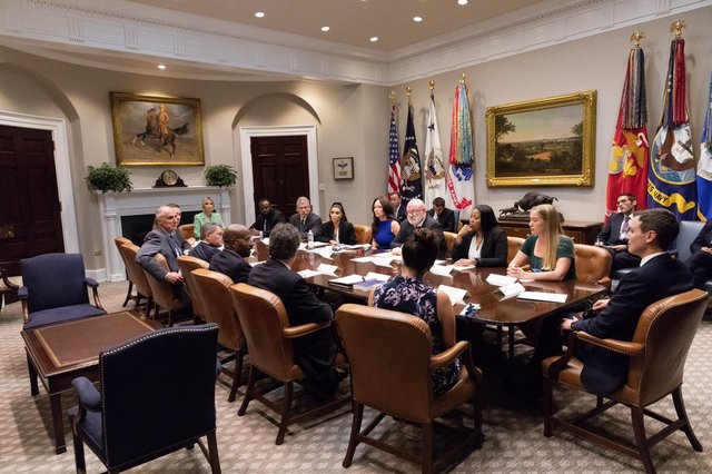  | Фото: Кім Кардашьян на засіданні в Білому домі. Фото: twitter.com/KimKardashian