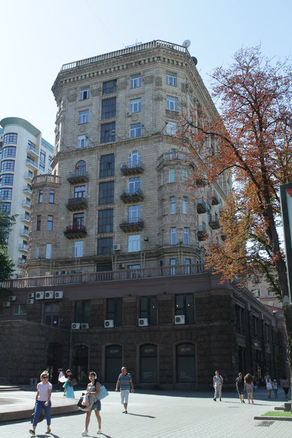 Слева. Жилой дом в 11 этажей. Фото: А. Бойко