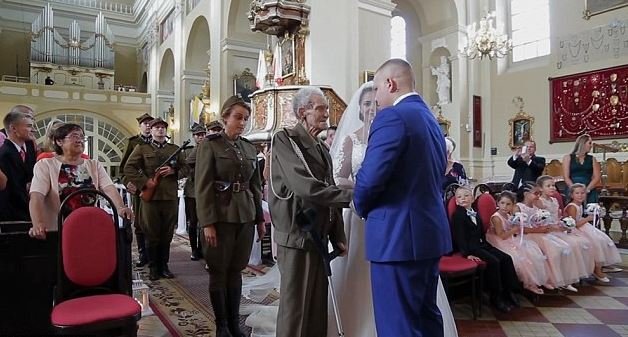 Невеста пошла к алтарю с дедушкой. | Фото: Фото: Facebook