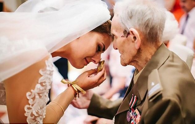Невеста пошла к алтарю с дедушкой. | Фото: Фото: Facebook