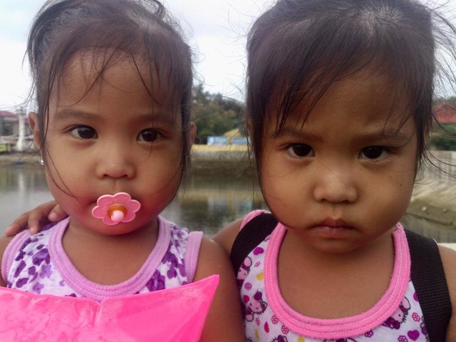 Діти-близнюки з острова Алабат. Фото: Facebook