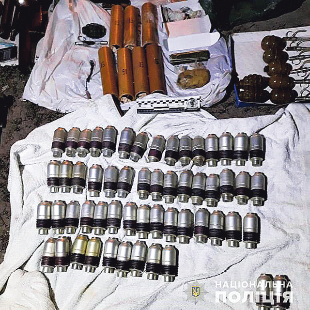 Боеприпасы. Стражи порядка проводят обыски и помогают разоружаться. Фото: dp.npu.gov.ua
