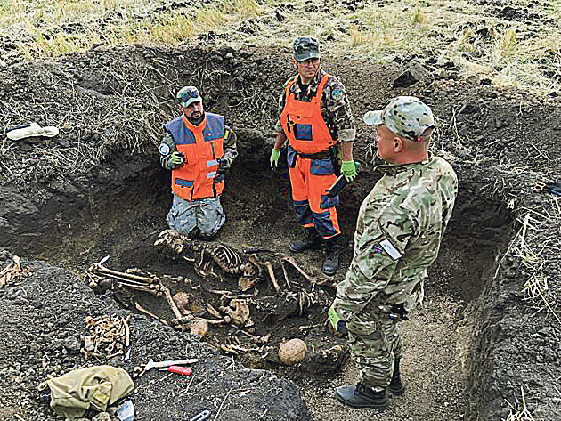 В полях. Обнаружили останки 69 человек. Фото: unm.org.ua