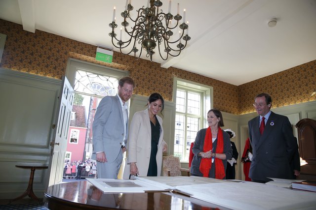 Герцог і герцогиня Сассекські під час візиту до графства Сассекс | Фото: Фото: AFP