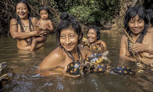 Жители племени Ава. Фото: National Geographic
