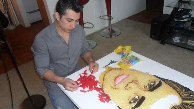 Художник делает портреты из желейных мишек и лакрицы Фото: facebook.com/CristiamRamosArtist/