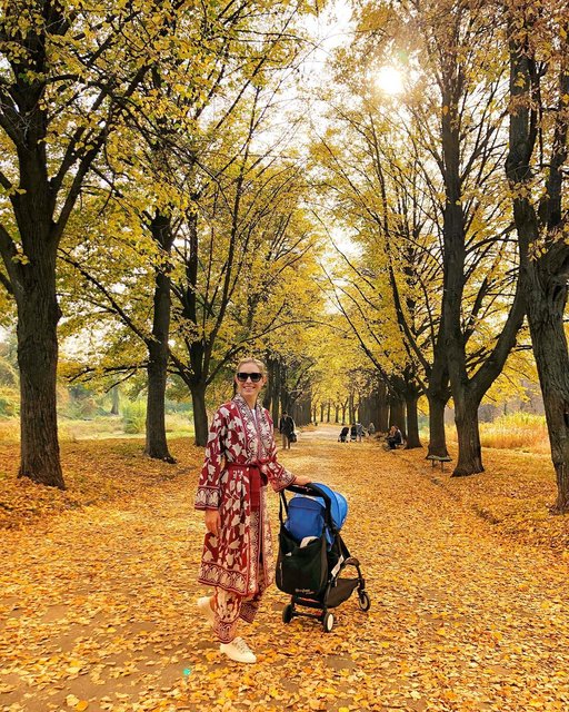 Катя Осадчая на прогулке с сыном | Фото: Фото: instagram/kosadcha