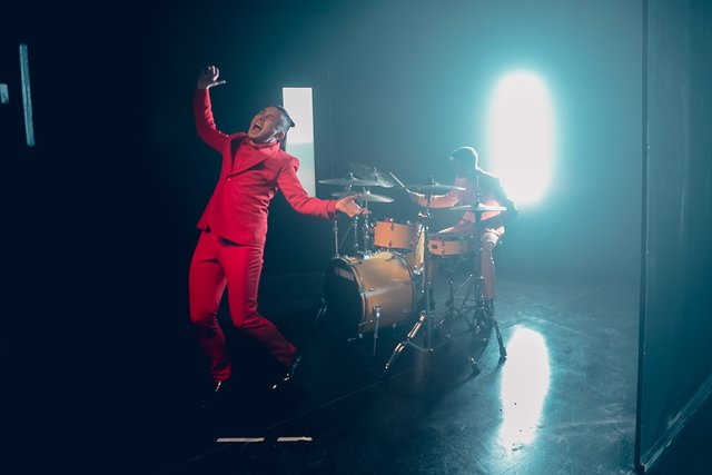 Владимир Зеленский стал фронтменом группы в новом клипе "Антитіла" | Фото: Фото: Пресс-служба