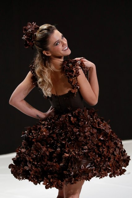 У Парижі моделі вийшли на подіум у сукнях з шоколаду | Фото: Фото: AFP