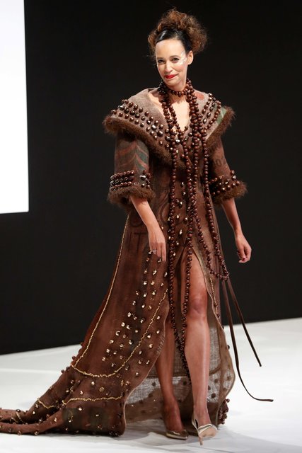 У Парижі моделі вийшли на подіум у сукнях з шоколаду | Фото: Фото: AFP