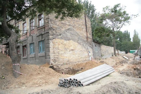 Просчитались? Строители вырыли яму прямо под домом, фото Ю. Андрианова