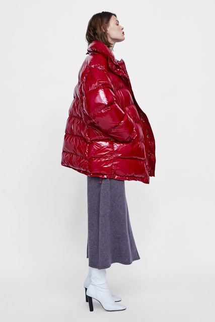 Стьобана куртка Zara з ефектом вінілу. Ціна: 2799 грн. | Фото: Фото: Zara