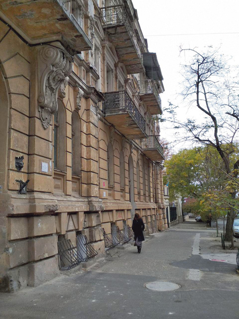 БАЛКОНЫ. МОГУТ РУХНУТЬ<br />
Фото: Д. Митанова<br />
Доходный дом с флигелем на ул. Гоголя, 14, появился в 1890-м. Сейчас от здания отваливаются фрагменты, которые украшают и поддерживают балконы.