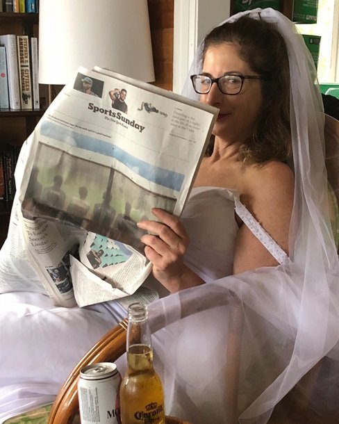 У США дівчина відмовилася знімати весільну сукню. Фото: instagram.com/knotyouraveragejewishgirl