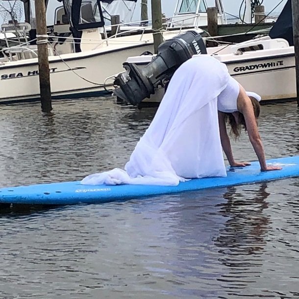 У США дівчина відмовилася знімати весільну сукню. Фото: instagram.com/knotyouraveragejewishgirl