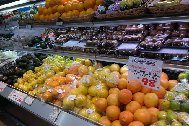 Считать довольно просто: японскую цену нужно разделить на 4, чтобы получить украинскую. Итак: один грейпфрут — 25 грн, два лимона — 35 грн