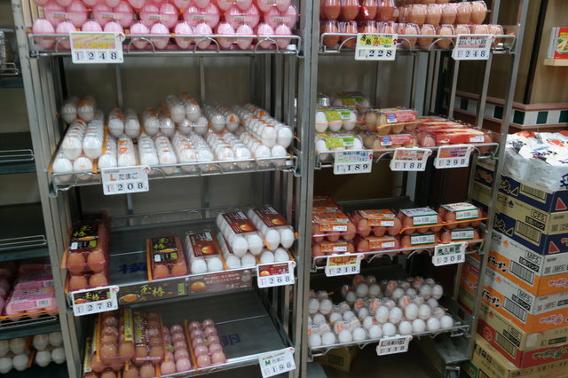 Это цена на яйца в токийском супермаркете. Да-да, 1100−1300 иен, то есть 300 грн. Да, за десять штук.