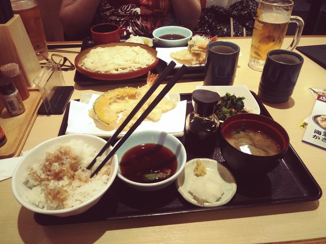 Темпура — классика японской кухни. Как правило, на порцию идет креветка, кусочек овоща (в зависимости от сезона, сейчас в ходу тыква), и кусочек рыбы. На гарнир — обязательный рис