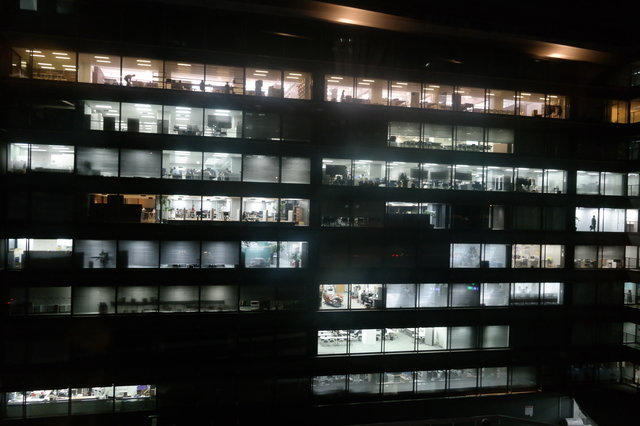 Несмотря на ночь за окном, в токийских офисах бурлит жизнь и работа