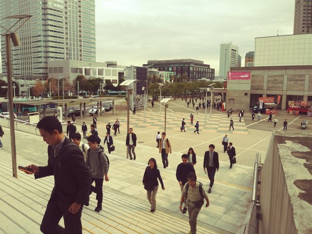 Еще одна черта японского общества — очень много одиноких людей. Даже на выставки они ходят преимущественно в одиночку. И, разумеется, в костюмах