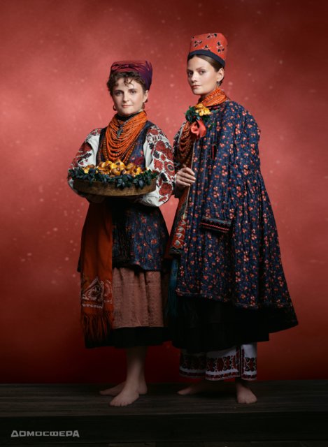 Участницы группы Dakh Daughters Соломия Мельник и Наталья Галаневич в костюмах из Центральной Украины, праздник 40 святых.