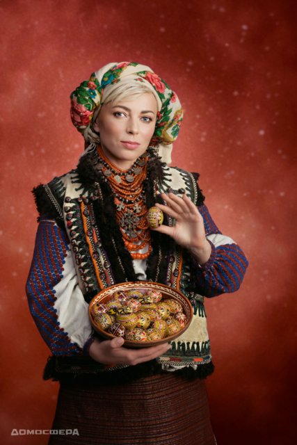 Марина Кухар в праздничном костюме на Пасху из Ивано-Франковской области.