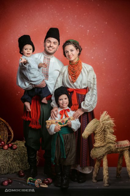 Семья Решетник в праздничных костюмах на Покров, Киевская область начало ХХ века.