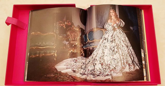 Оксана Марченко для книги Dolce & Gabbana | Фото: Фото: instagram.com/oksana.marchenko.official