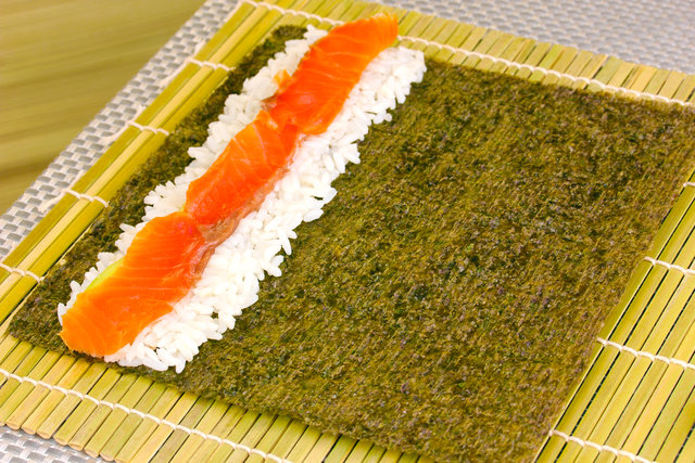 Пошаговый рецепт суши с лососем и огурцами | Фото: Depositphotos