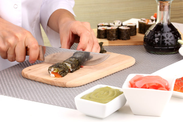 Пошаговый рецепт суши с лососем и огурцами | Фото: Depositphotos