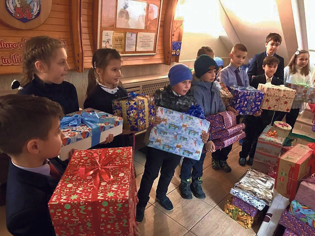 Діти дітям. Одеські школярі передали подарунки волонтерам. Фото: facebook.com