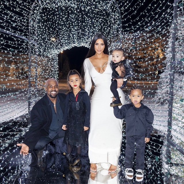 Ким Кардашьян с детьми и мужем | Фото: Фото: instagram.com/kimkardashian