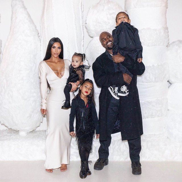 Ким Кардашьян с детьми и мужем | Фото: Фото: instagram.com/kimkardashian
