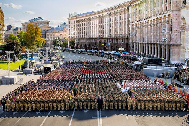 Совместная фотосъемка с участниками военного парада ко Дню Независимости Украины в день генеральной репетиции (Киев)