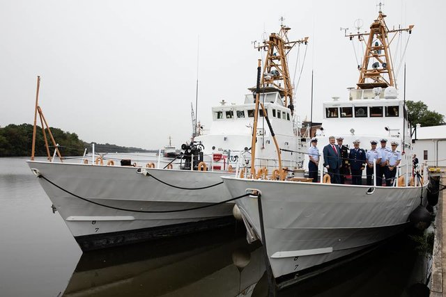 Во время рабочего визита в США президент Петр Порошенко принял участие в торжественной церемонии передачи ВМС Украины двух патрульных катеров береговой охраны класса 