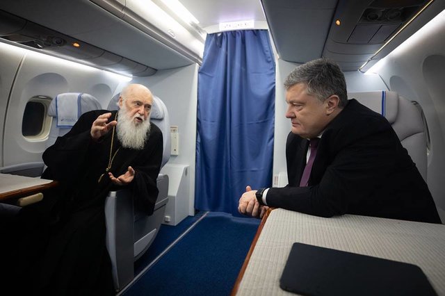 Петр Порошенко и патриарх УПЦ КП Филарет в самолете (Киев)