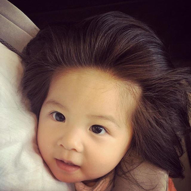 Дівчинка прославилася через аномальне волосся. Фото: instagram.com/babychanco