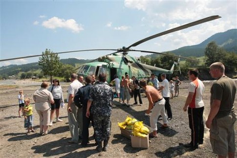 Гости. Встречать вертолет с продуктами собиралось все село. Фото Ю. Станиславского