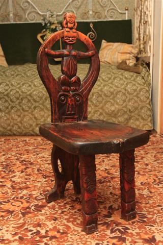 Интерес мастера к Шумерской культуре превратил стул в деревянный трон. Фото А. Пайсова
