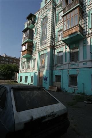 Дом на Жилянской, 120-б треснул и опустел. Фото В. Лазебника