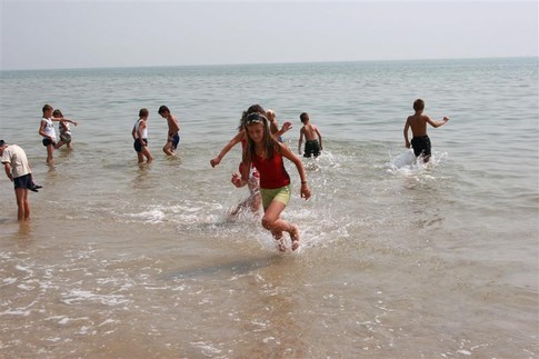За здоровьем — на юг. Увидев море, вновь прибывшие "молодогвардейцы" побежали купаться, не снимая, фото А. Левицкий